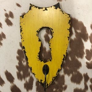 Farmhouse Wall-Mounted Key Holder - Yellow
